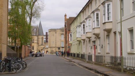 Exterior-Of-Traditional-Buildings-And-Houses-On-Museum-Road-In-City-Centre-Of-Oxford-With-Pedestrians